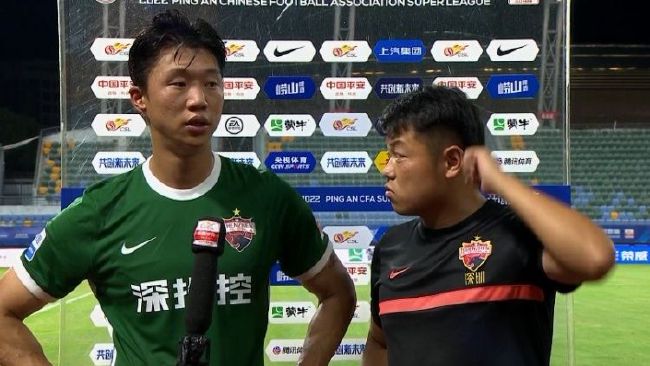 一个男孩子顶哭男孩子
